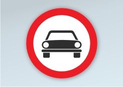 Accesul interzis autovehiculelor cu excepția motocicletelor fără ataș