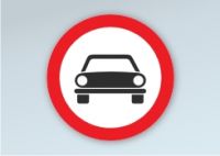 Accesul interzis autovehiculelor cu exceptia motocicletelor fara atas
