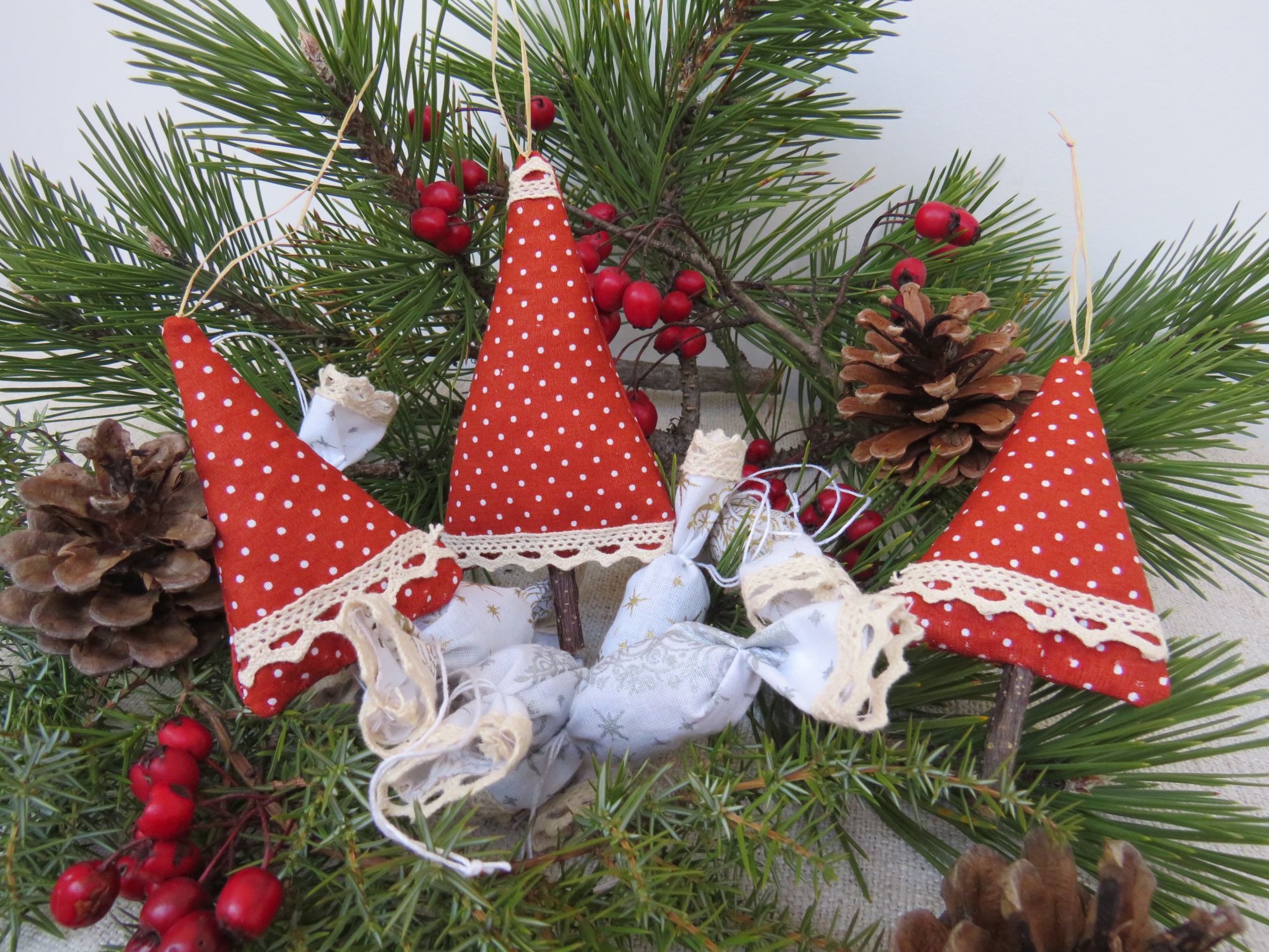 Set ornamente pentru pomul de Craciun cu brad textil