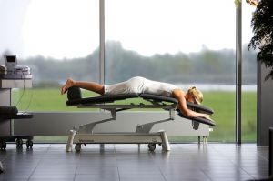 Canapea Manumed Optimal 3 secţiuni, model 215, acţionare hidraulică,  secţiunea pentru braţe reglabilă, cu poziţie pentru flexie (telescopică)