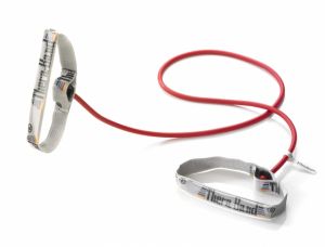 Coardă elastică TheraBand cu mânere flexibile - Roşu / Mediu