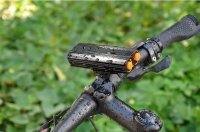 Far bicicleta cu suport telefon Huerler® RL90, 2 x Cree XM-L T6 LED, 2000 lumeni, aluminiu, acumulator 4400mAh, doua tipuri de prindere pe ghidon, incarcare USB, rezistent la apa, 3 moduri de luminare, negru
